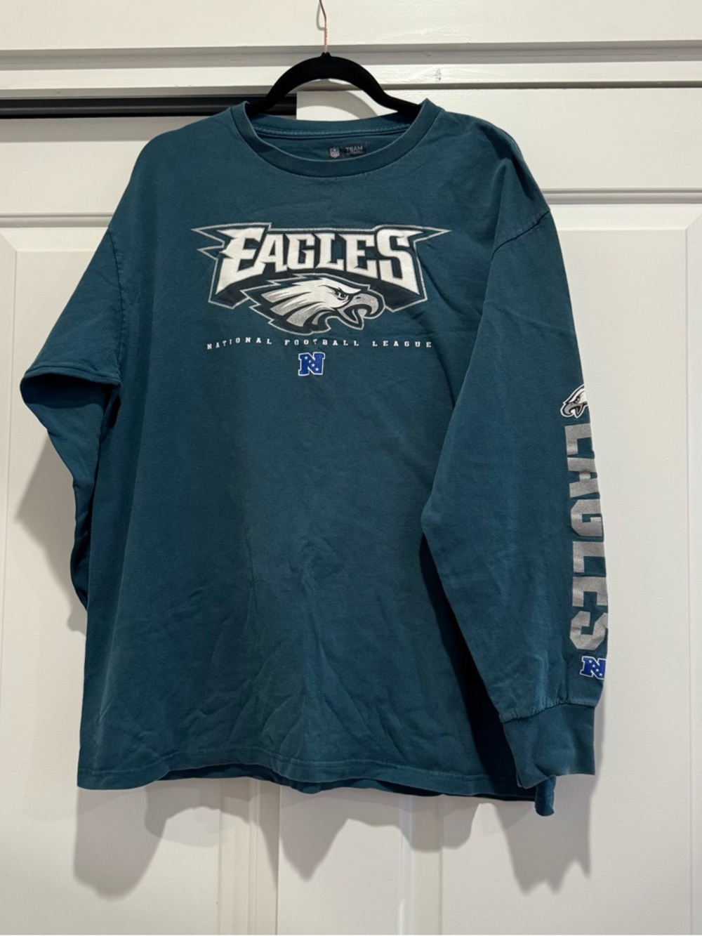 Philadelphia Eagles Football Team Green Long Sleeve Shirt, size XL